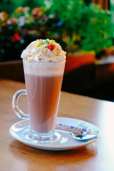 Sütlü buzlu kahve. Buzlu kahve. Elinde bir bardak buzlu kahve tutan kadın..