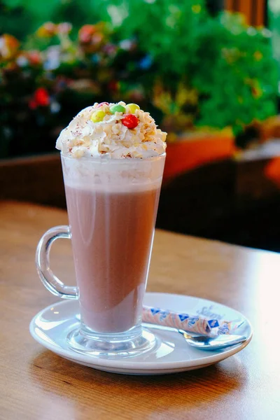 Sütlü buzlu kahve. Buzlu kahve. Elinde bir bardak buzlu kahve tutan kadın..