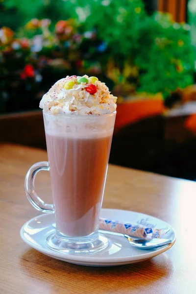 Sütlü buzlu kahve. Buzlu kahve. Elinde bir bardak buzlu kahve tutan kadın..