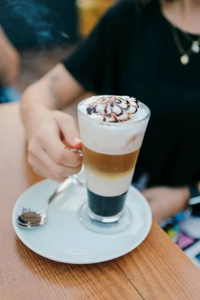 Ijskoffie Met Melk Ijs Koffie Latte Vrouw Met Glazen Kop — Stockfoto