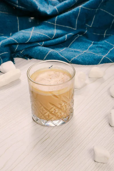 Kopi Dengan Susu Kopi Latte Wanita Memegang Gelas Cangkir Kopi — Stok Foto