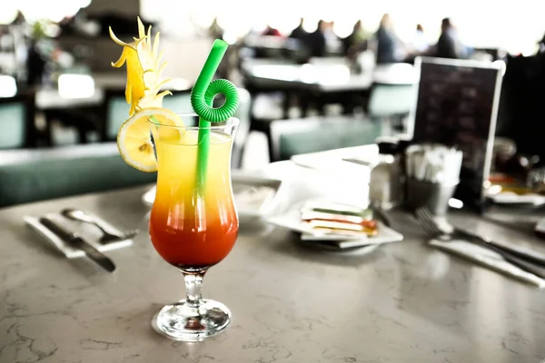Lokantadaki masada alkol kokteyli.