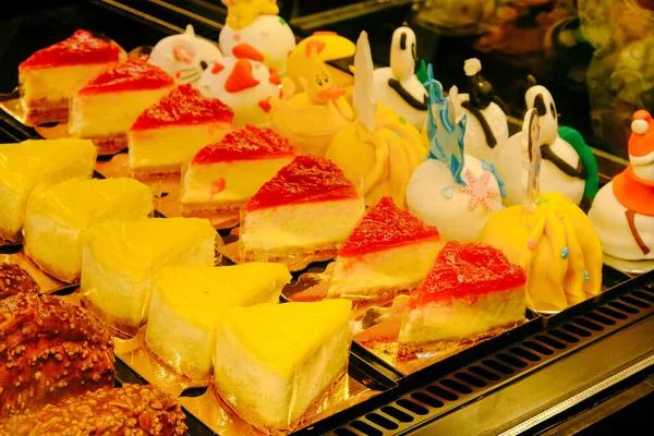 Tafel Mit Leckerem Kuchen Auf Dem Tisch — Stockfoto