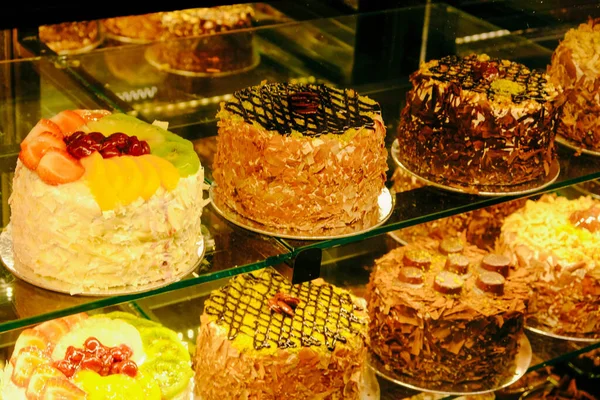 Tavola Con Deliziosa Torta Sul Tavolo — Foto Stock