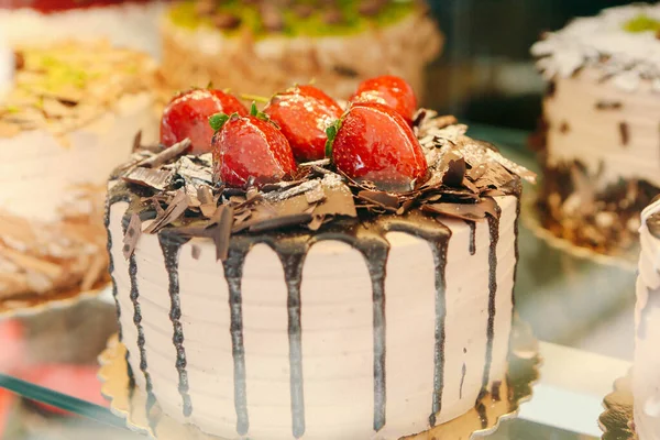 Tabuleiro Com Delicioso Bolo Mesa — Fotografia de Stock