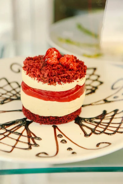 Plateau Avec Délicieux Gâteau Sur Table — Photo