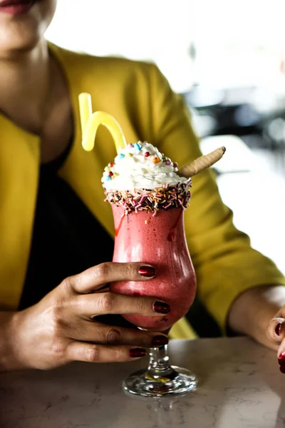 ホイップクリームと新鮮なラズベリーのミルクシェイクのガラス — ストック写真