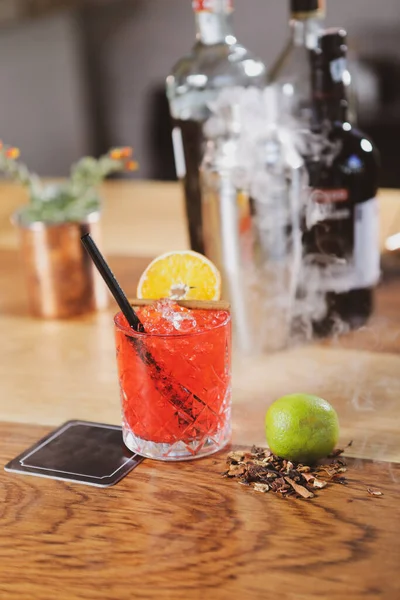 Lokantadaki masada alkol kokteyli.