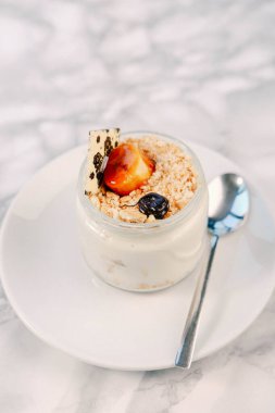 Kavanozda çok lezzetli tatlı, kavanozda tatlı ve kek.