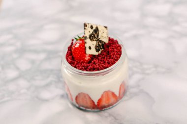 Kavanozda çok lezzetli tatlı, kavanozda tatlı ve kek.