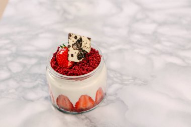 Kavanozda çok lezzetli tatlı, kavanozda tatlı ve kek.