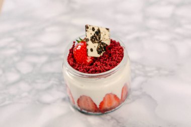 Kavanozda çok lezzetli tatlı, kavanozda tatlı ve kek.