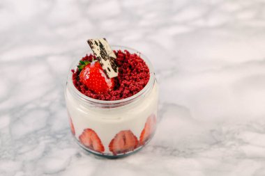 Kavanozda çok lezzetli tatlı, kavanozda tatlı ve kek.