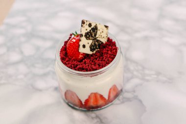 Kavanozda çok lezzetli tatlı, kavanozda tatlı ve kek.