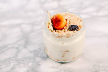 Kavanozda çok lezzetli tatlı, kavanozda tatlı ve kek.