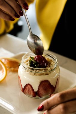 Kavanozda çok lezzetli tatlı, kavanozda tatlı ve kek.