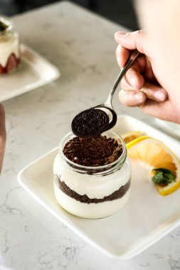 Kavanozda çok lezzetli tatlı, kavanozda tatlı ve kek.