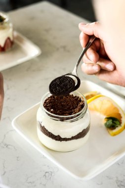 Kavanozda çok lezzetli tatlı, kavanozda tatlı ve kek.