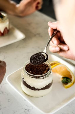 Kavanozda çok lezzetli tatlı, kavanozda tatlı ve kek.