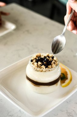 Kavanozda çok lezzetli tatlı, kavanozda tatlı ve kek.