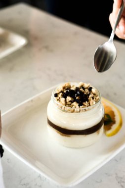 Kavanozda çok lezzetli tatlı, kavanozda tatlı ve kek.