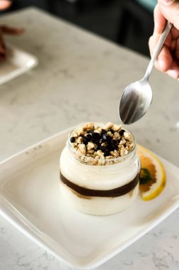 Kavanozda çok lezzetli tatlı, kavanozda tatlı ve kek.