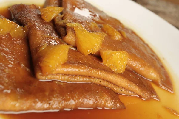 Yerel şeflerin pişirdiği ilginç yemekler.