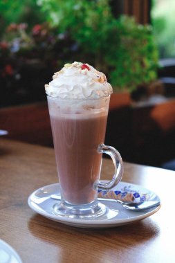 Sütlü buzlu kahve. Buzlu kahve. Elinde bir bardak buzlu kahve tutan kadın..