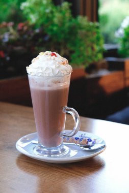 Sütlü buzlu kahve. Buzlu kahve. Elinde bir bardak buzlu kahve tutan kadın..