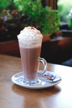 Sütlü buzlu kahve. Buzlu kahve. Elinde bir bardak buzlu kahve tutan kadın..