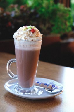 Sütlü buzlu kahve. Buzlu kahve. Elinde bir bardak buzlu kahve tutan kadın..