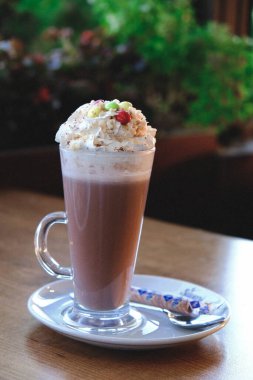 Sütlü buzlu kahve. Buzlu kahve. Elinde bir bardak buzlu kahve tutan kadın..