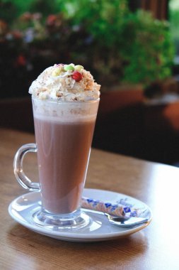 Sütlü buzlu kahve. Buzlu kahve. Elinde bir bardak buzlu kahve tutan kadın..