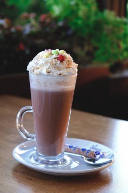 Sütlü buzlu kahve. Buzlu kahve. Elinde bir bardak buzlu kahve tutan kadın..