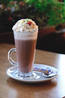 Sütlü buzlu kahve. Buzlu kahve. Elinde bir bardak buzlu kahve tutan kadın..