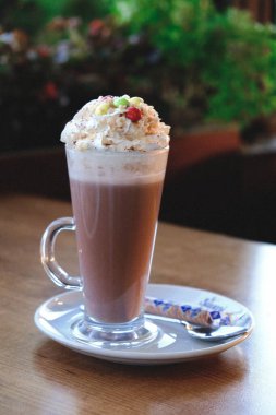 Sütlü buzlu kahve. Buzlu kahve. Elinde bir bardak buzlu kahve tutan kadın..