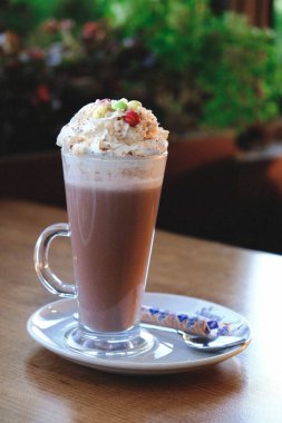 Sütlü buzlu kahve. Buzlu kahve. Elinde bir bardak buzlu kahve tutan kadın..