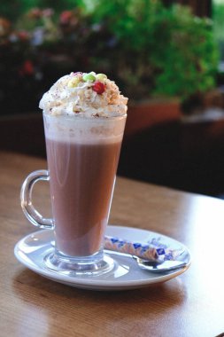 Sütlü buzlu kahve. Buzlu kahve. Elinde bir bardak buzlu kahve tutan kadın..