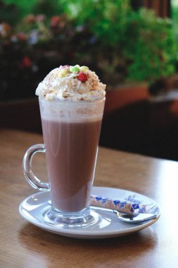 Sütlü buzlu kahve. Buzlu kahve. Elinde bir bardak buzlu kahve tutan kadın..