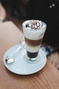 Sütlü buzlu kahve. Buzlu kahve. Elinde bir bardak buzlu kahve tutan kadın..