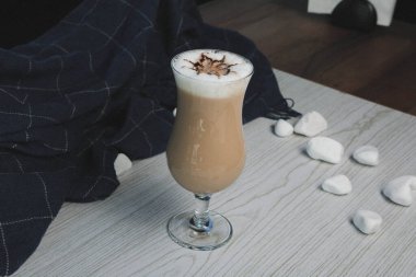 Sütlü buzlu kahve. Buzlu kahve. Elinde bir bardak buzlu kahve tutan kadın..