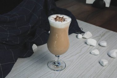 Sütlü buzlu kahve. Buzlu kahve. Elinde bir bardak buzlu kahve tutan kadın..