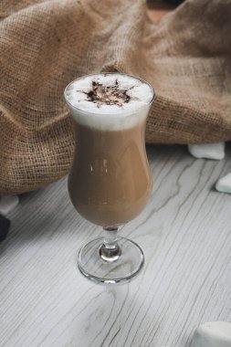 Sütlü buzlu kahve. Buzlu kahve. Elinde bir bardak buzlu kahve tutan kadın..