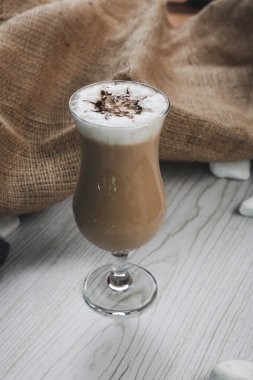 Sütlü buzlu kahve. Buzlu kahve. Elinde bir bardak buzlu kahve tutan kadın..