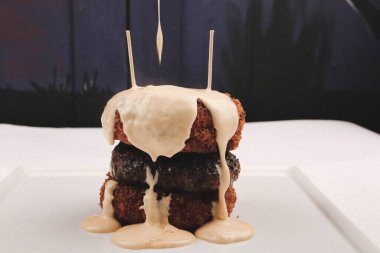 Taze sebzeli ev yapımı hamburger.