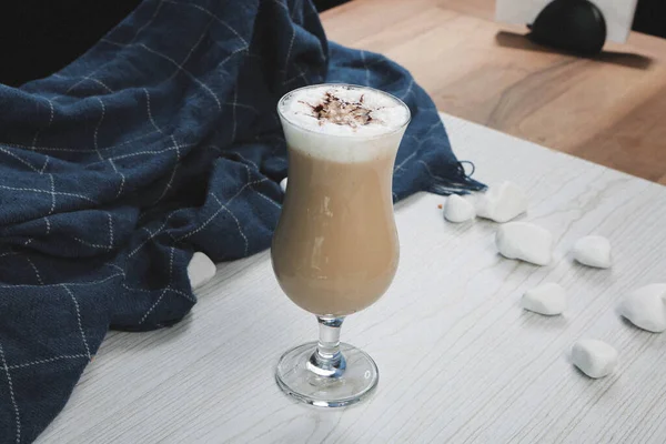 Ijskoffie Met Melk Ijs Koffie Latte Vrouw Met Glazen Kop — Stockfoto