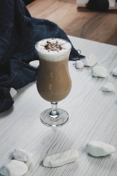 Ijskoffie Met Melk Ijs Koffie Latte Vrouw Met Glazen Kop — Stockfoto