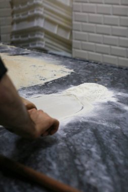 Türk pizzası ya da lahmacun yapmak - Akdeniz ülkelerinde fast food ve popüler sokak yemekleri. Hamur, kıyma ve sebze karışımı Türk pidesini pişirmek için..