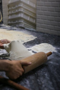 Türk pizzası ya da lahmacun yapmak - Akdeniz ülkelerinde fast food ve popüler sokak yemekleri. Hamur, kıyma ve sebze karışımı Türk pidesini pişirmek için..