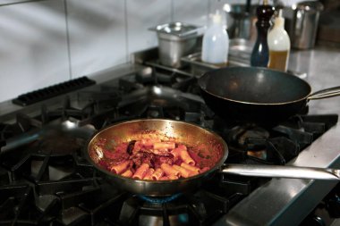 soba yangın pişirme makarna ile pota